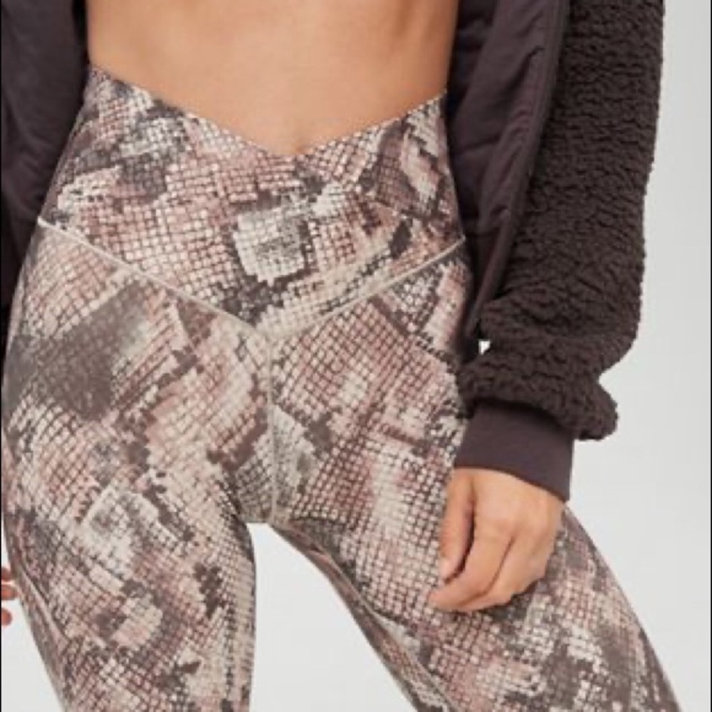 NWT Aerie Crossover Leggings In Snakeskin- M Short